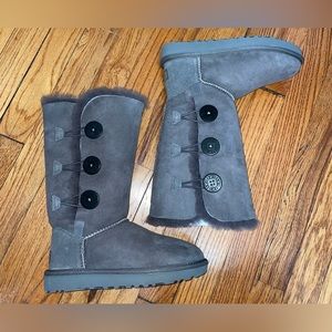 UGG size 5 women’s, gray, NEW! Bailey button